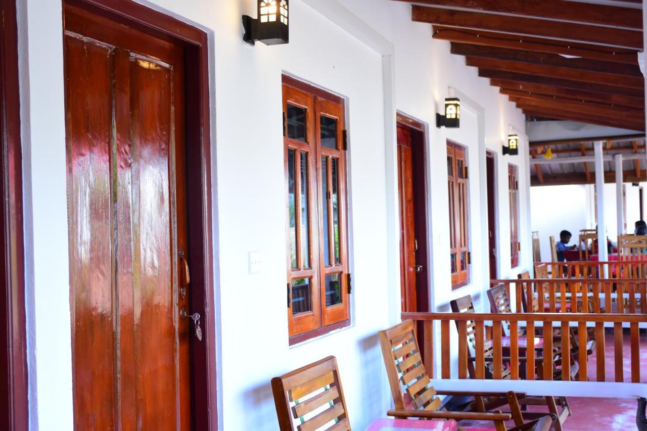Trinco Star Cabana Trincomalee Bagian luar foto